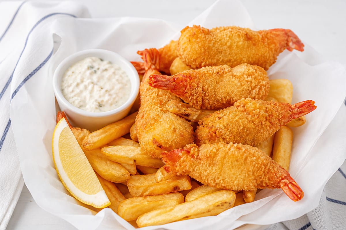 Breaded scampi with chips and tartare sauce